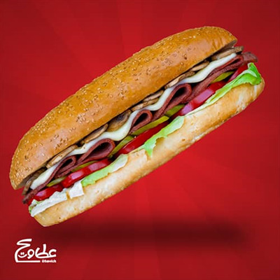 ژامبون گوشت و مرغ تنوری شده ، قارچ ، پنیر موزارلا ، کاهو ، گوجه ، خیارشور و نان فرانسوی کنجدی ساندویچ ژامبون تنوری